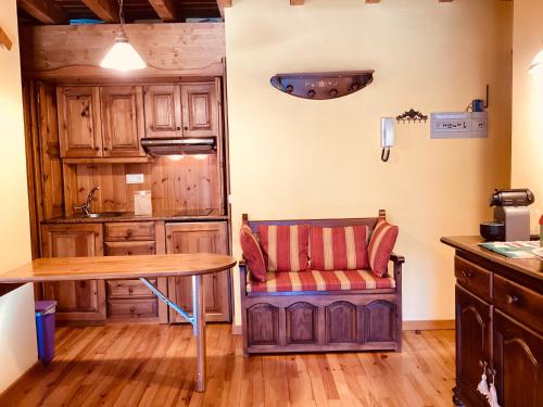 a kitchen with a table and a chair in a room at APARTAMENTO BOI TAULL IMMO 1 DORM. in Pla de l'Ermita