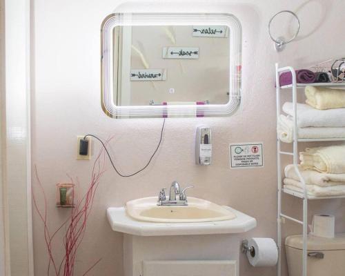uma casa de banho com um lavatório e um espelho em Gorgeous 2-Bed Apartment 3 in St Johns cosy em Belmont