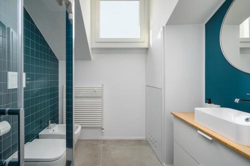 uma casa de banho com um WC e um lavatório em Design Attic porta venezia centrale 65m2 - self check-in em Milão