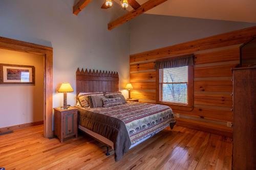 - une chambre avec un grand lit et une fenêtre dans l'établissement A Moon River View, à Boone