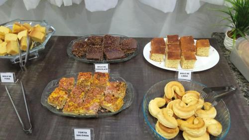 a display of different types of pastries and desserts at Hotel Brasil Anapolis Goias in Anápolis