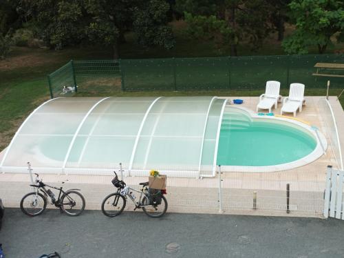 Der Swimmingpool an oder in der Nähe von Le logis de LANGE apt Les Aigrettes
