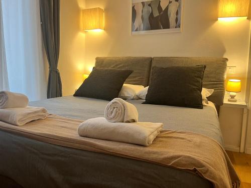 sypialnia z 2 ręcznikami na łóżku w obiekcie UNYCA - Residenza WoW Florence we Florencji