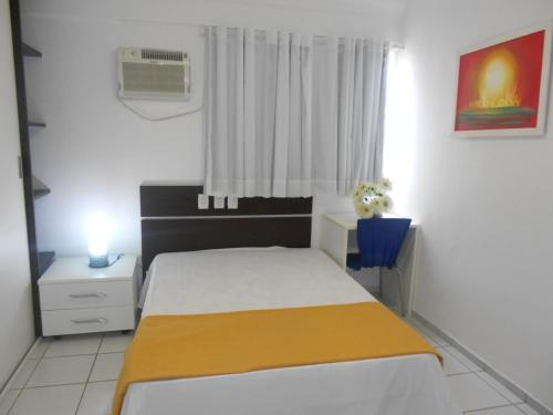 una piccola camera con letto e finestra di Boa Viagem Beach Flat apt 304 a Recife
