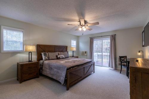 um quarto com uma cama e uma ventoinha de tecto em Riverwood em Banner Elk