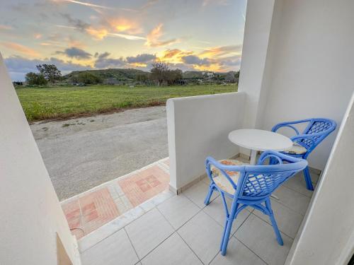 een balkon met 2 stoelen en een tafel en uitzicht bij Mammis Studios in Kardamaina