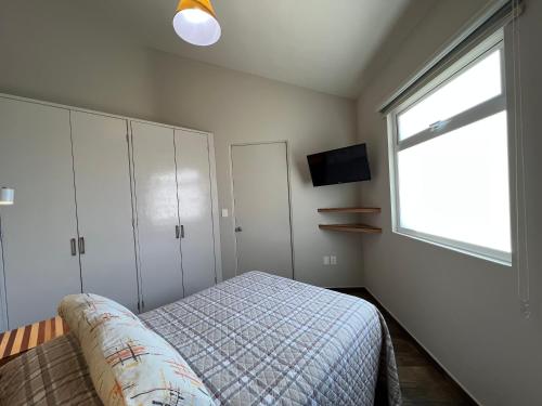 a bedroom with a bed and a window at Privada 400 in Pachuca de Soto