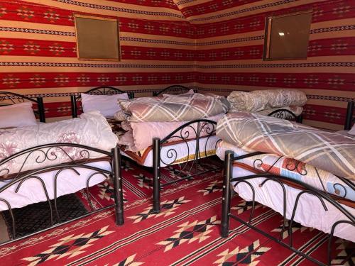 Cama o camas de una habitación en Wadi Rum Sky Tours & Camp