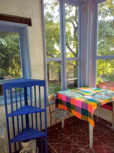 a table and chairs in a room with a window at La lagartija in San Pablo Etla