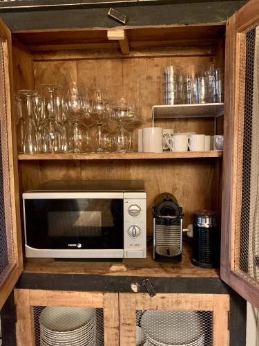 a microwave sitting on a shelf in a kitchen at Casa en Estavar Residential con jardín y piscina in Estavar