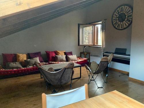 a living room with a couch and a table and chairs at Casa en Estavar Residential con jardín y piscina in Estavar