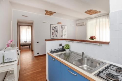 Una cocina o zona de cocina en White Rooms Colosseo