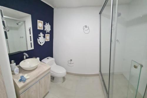 圣安德烈斯Apartamento familiar en Sun Rise San Andrés的浴室里有马桶、洗手池和淋浴。