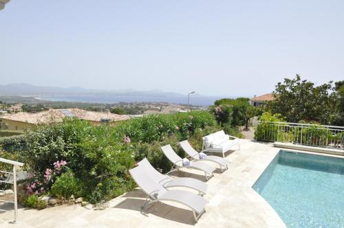 einen Pool mit Liegestühlen neben einem Pool in der Unterkunft Stunning Cote d'Azur Villa - Rives d'Or in Fréjus