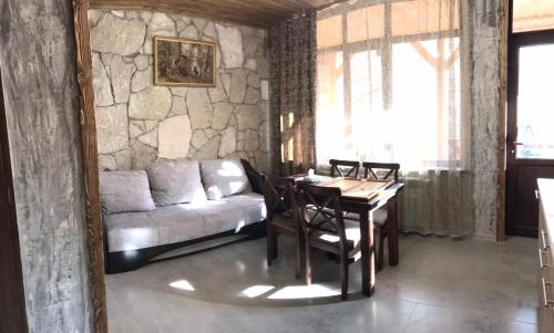 sala de estar con sofá y mesa en David guest house LOFT Коттеджи на берегу реки, en Dilijan