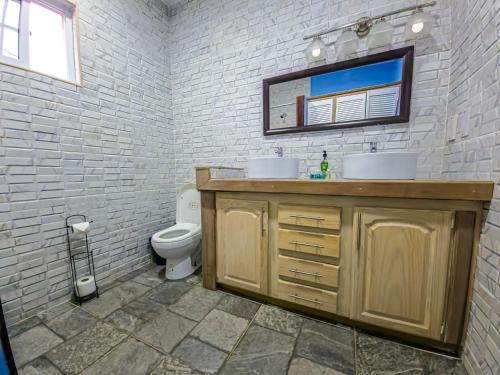 La salle de bains est pourvue d'un lavabo et de toilettes. dans l'établissement Lydia`s View, à Canouan