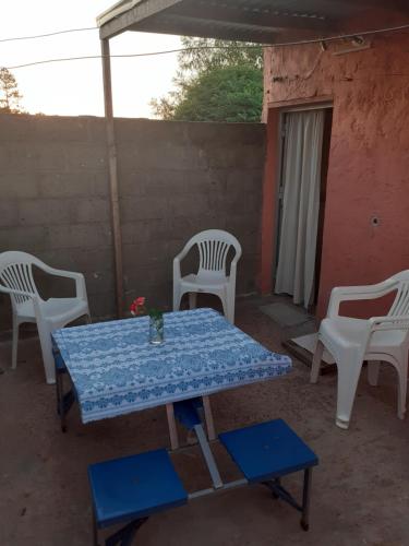 una mesa y sillas en un patio en Alojamiento en Tacuarembó, en Tacuarembó