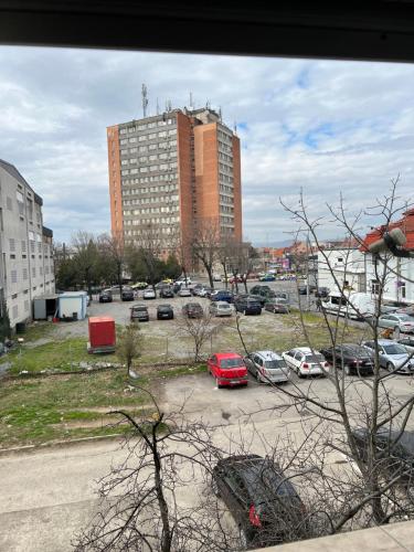 un parking avec des voitures garées dans une ville dans l'établissement LorIli’s Home, à Drobeta-Turnu Severin