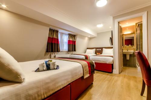 Ένα ή περισσότερα κρεβάτια σε δωμάτιο στο Royal Cambridge Hotel