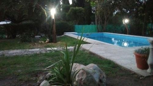 una piscina en un patio por la noche en Cabaña Los Hornillos Mínimo 2 noches en Los Hornillos