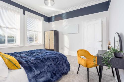 a bedroom with blue and white walls and a bed and a desk at Coppergate Mews Grimsby No.4 - 1 bed, 1st floor apartment in Grimsby