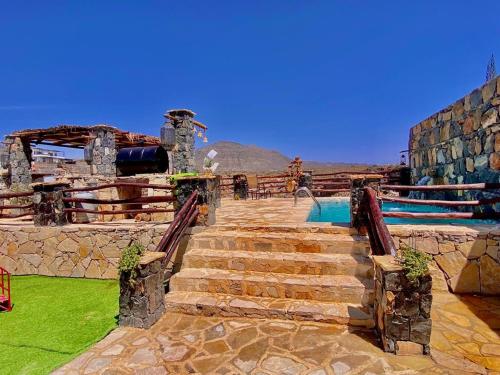 a set of stairs leading to a swimming pool at Royal view Villa استراحة الشرفة الملكية in Sayq