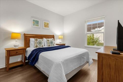 Habitación blanca con cama y TV en 4 Bedroom 3 Bathroom Lucaya Village 18-105 Lv, en Kissimmee