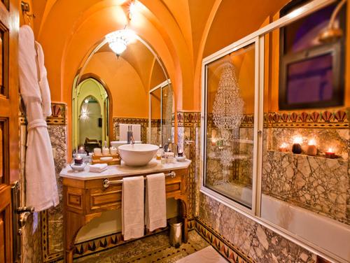 y baño con lavabo y ducha. en Hotel Lawrence d'Arabie en Marrakech