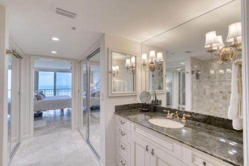 Koupelna v ubytování New Smyrna Beachfront Modern Condo