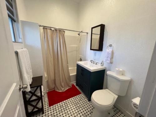 y baño con aseo blanco y lavamanos. en The Red Guest House in Downtown Los Angeles, en Los Ángeles