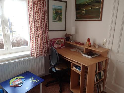 a desk in a room with a chair and a window at Gemütliche Ferienwohnung in hirschreicher Umgebung in Jasnitz