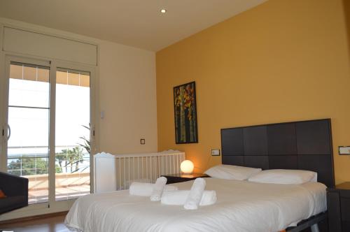 a bedroom with a large bed with white pillows at Villa Mar i Vent in L'Ampolla