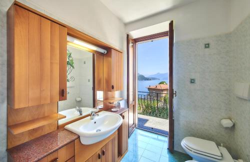 La salle de bains est pourvue d'un lavabo, de toilettes et d'une fenêtre. dans l'établissement Casa Mocchetti, à Lezzeno