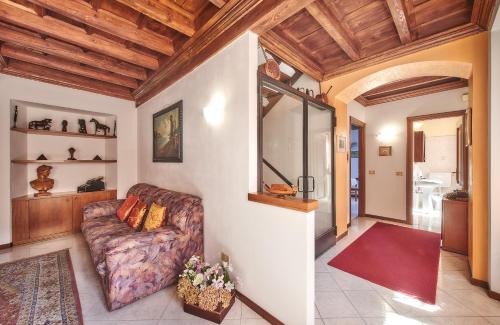 - un salon avec un canapé dans l'établissement Casa Mocchetti, à Lezzeno