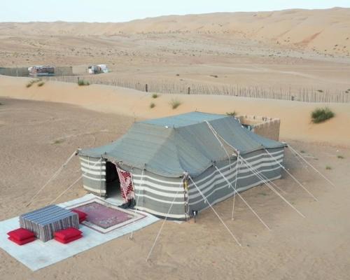 an overhead view of a tent in the desert at Desert Wonders Camp in Ḩawīyah