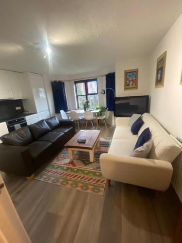 sala de estar con sofá y mesa en Lovely 3 bed ground floor flat with free parking, en Swanage
