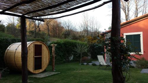 a garden with a wooden barrel in a yard at Sostio a Levante in Framura
