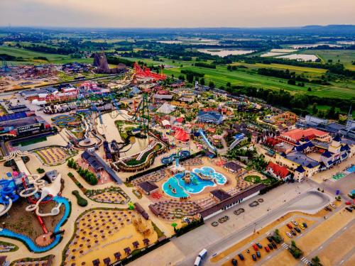 una vista aérea de un parque de atracciones en Hotel Relax, en Kęty