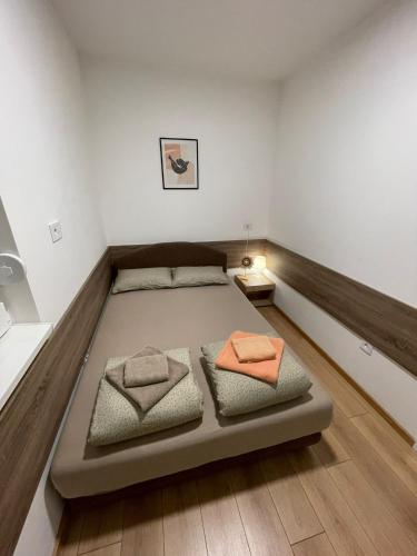 uma cama num quarto com duas almofadas em APARTMAN MIK NOVI SAD em Novi Sad