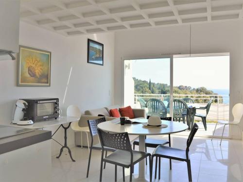 une cuisine et un salon avec une table et des chaises dans l'établissement Duplex moderne 5 pers avec terrasse et parking - FR-1-251-456, au Lavandou