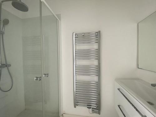 łazienka z przeszkloną kabiną prysznicową i umywalką w obiekcie Duplex moderne 5 pers avec terrasse et parking - FR-1-251-456 w mieście Le Lavandou