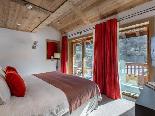 a bedroom with a bed and a large window at Chalet Méribel, 7 pièces, 12 personnes - FR-1-566-44 in Les Allues