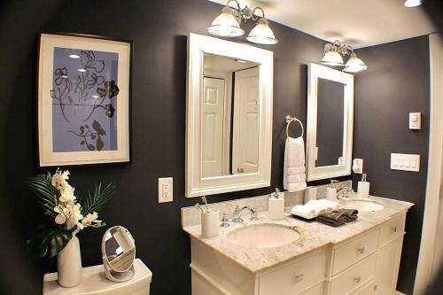 uma casa de banho com dois lavatórios e dois espelhos em Luxury - Pet Friendly 3bd, 3ba South End Condo em Boston