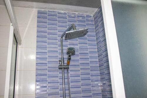 a shower in a room with a blue building at DALOU Chambre hôte, Cité mixta in Dakar
