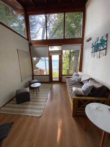 a living room with a couch and a table at Bosque al Lago in San Carlos de Bariloche