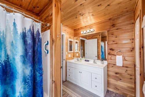 La salle de bains est pourvue d'un lavabo et d'une douche dans une cabine. dans l'établissement Serenity Escape Treehouse on 14 acres near Little River Canyon, à Fort Payne