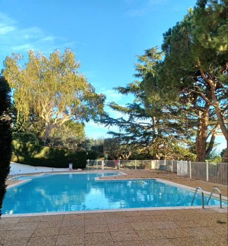 - une piscine dans une cour arborée dans l'établissement Studio à Nice avec piscine, à Nice