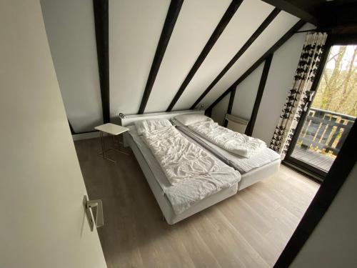 een kamer met een bed en een raam bij Frankenau 36 in Frankenau