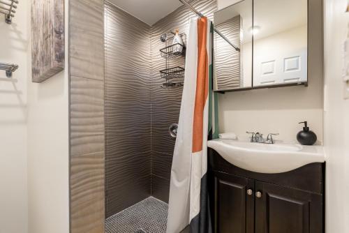 y baño con ducha y lavamanos. en Private Guesthouse - Los Angeles, en Los Ángeles
