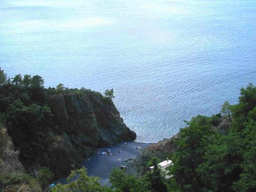 a view of the ocean from a cliff at Sostio a Levante in Framura